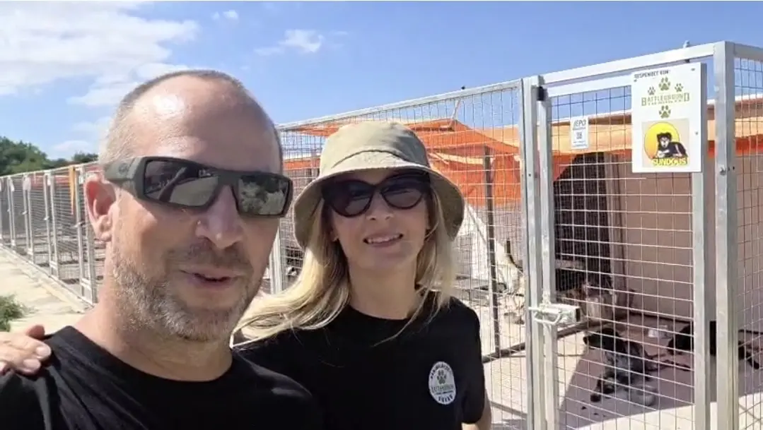 Sonnenpaneele am Shelter – fertig montiert