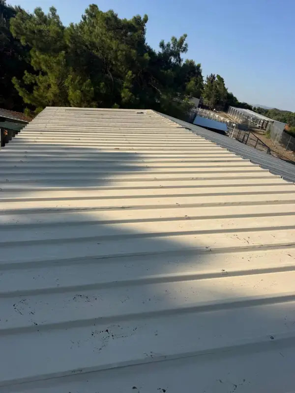 Frisch verlegte Dachplatten auf der Tierklinik des Tierheims Rhodos