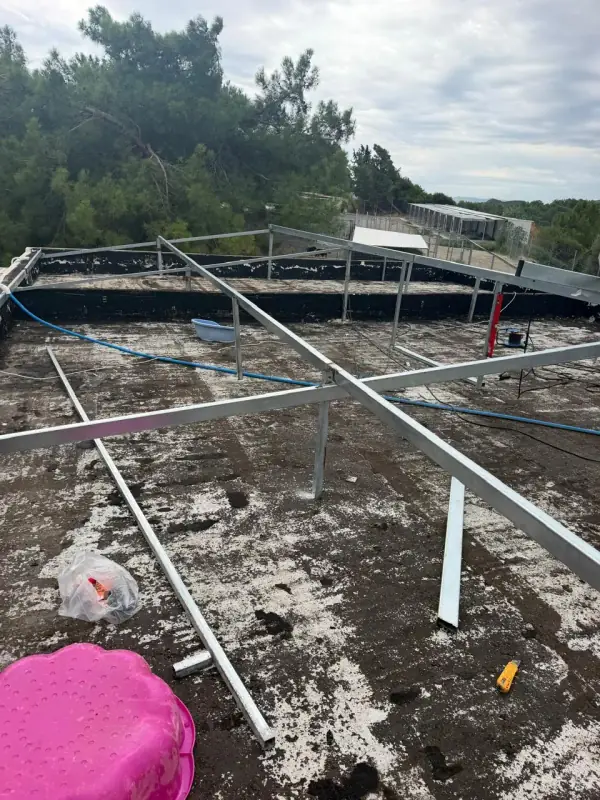Metallträger für das neue Dach über der Tierklinik auf Rhodos Metallträger für das neue Dach über der Tierklinik auf Rhodos