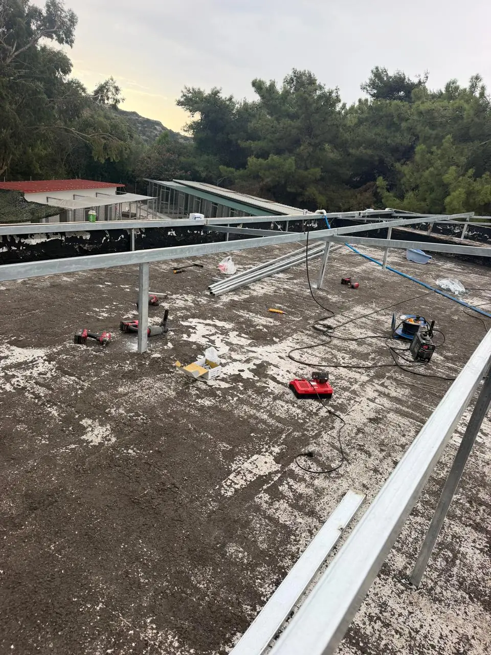 Neue Unterkonstruktion aus Metallprofilen auf dem maroden Flachdach der Tierklinik Neue Unterkonstruktion aus Metallprofilen auf dem maroden Flachdach der Tierklinik
